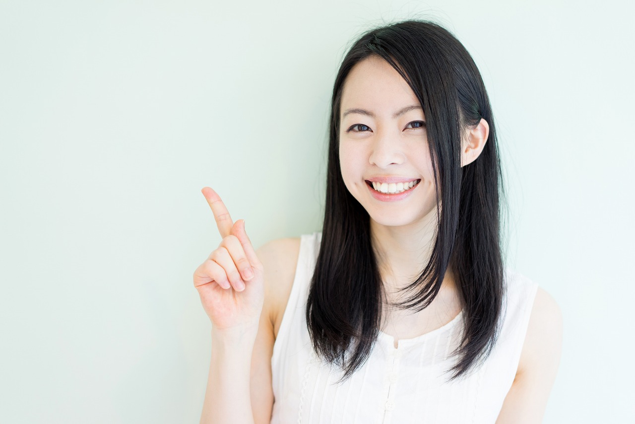 手を出す女性ノースリーブ